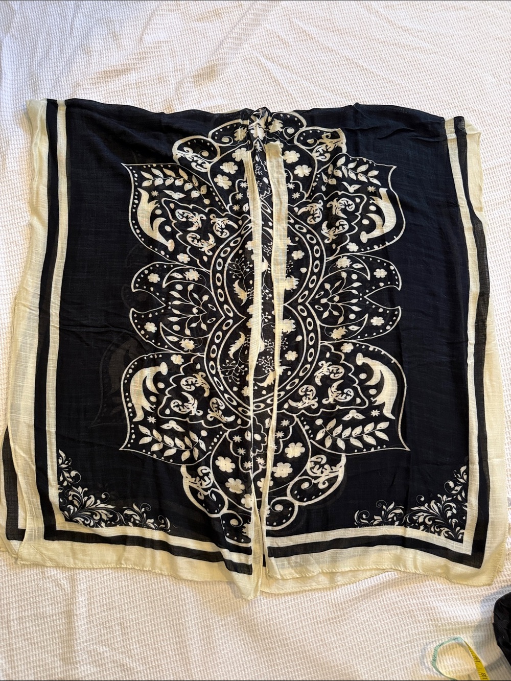 Stunning Black and Cream Floral-Print Kimono 100% viscose